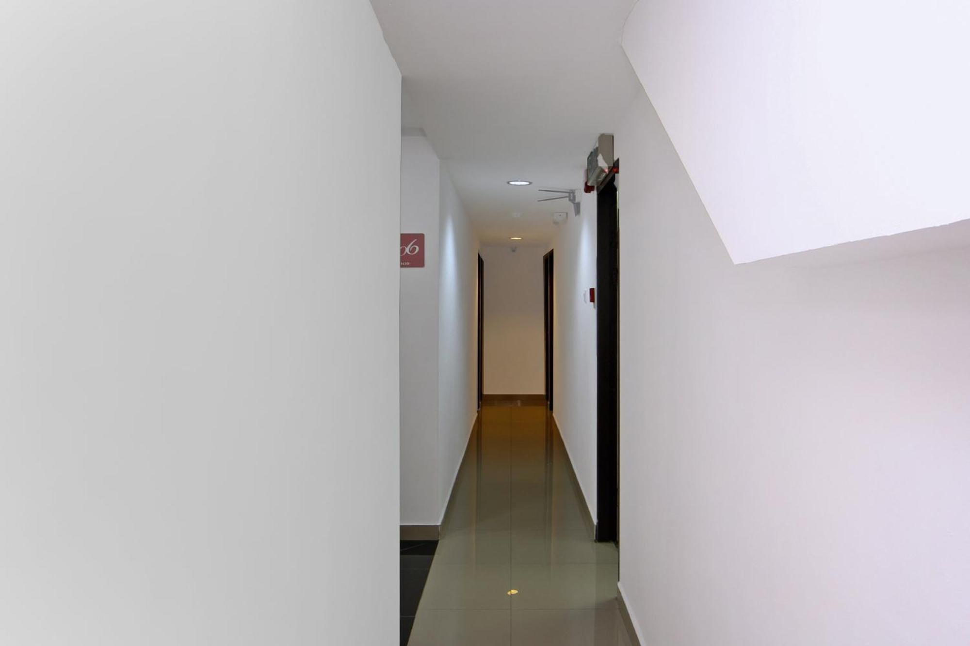 Oyo 44054 Holiday Mansion Inn Sibu Exterior photo