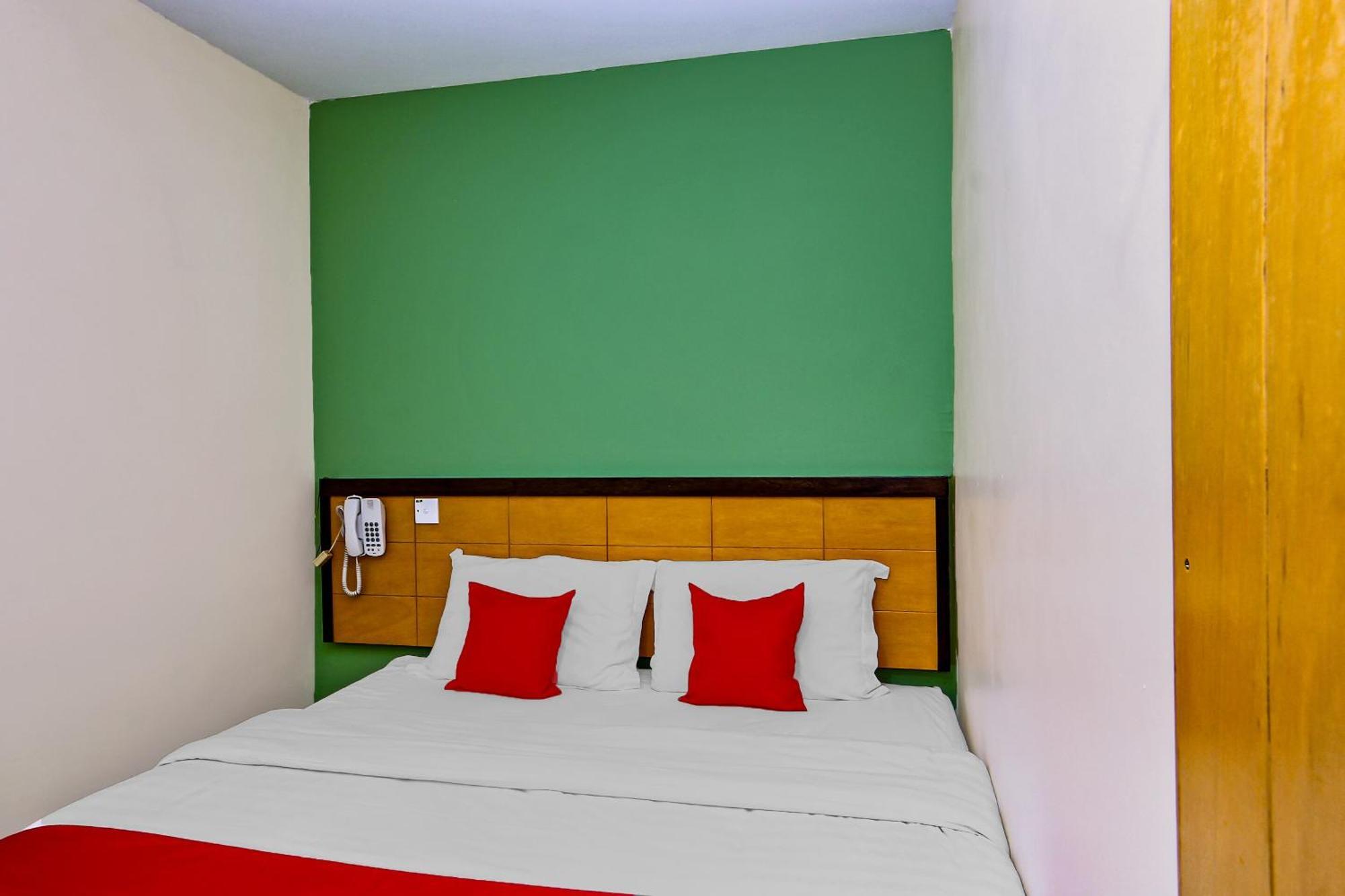 Oyo 44054 Holiday Mansion Inn Sibu Exterior photo