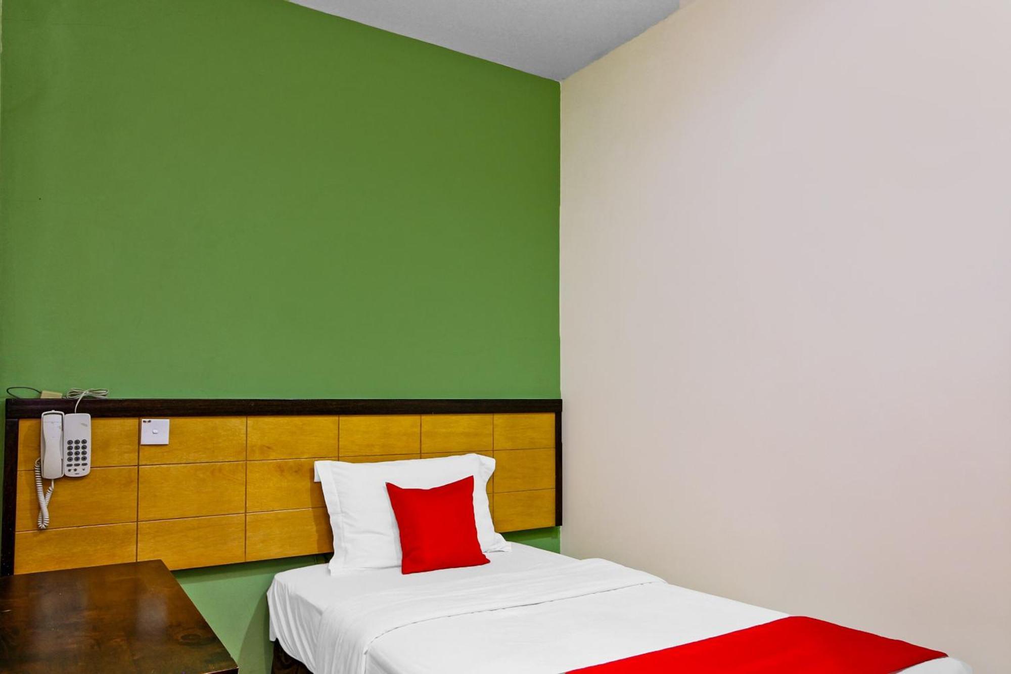 Oyo 44054 Holiday Mansion Inn Sibu Exterior photo