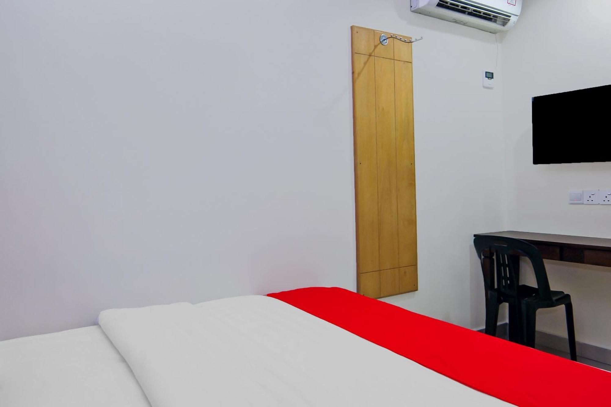 Oyo 44054 Holiday Mansion Inn Sibu Exterior photo